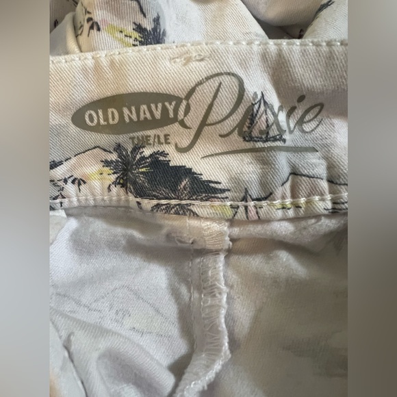 Old Navy summer patterned white shorts size 8 super cute! Pixie style - Picture 2 of 4